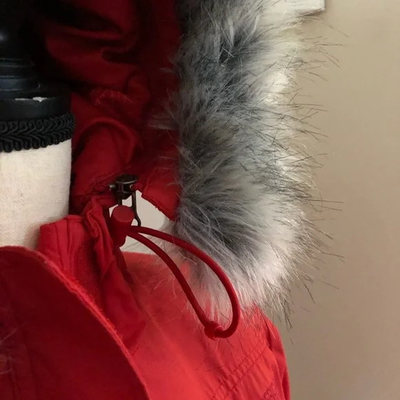 Womens American Eagle Shelter Series removable faux fur on hood sz S bright red - Picture 8 of 14
